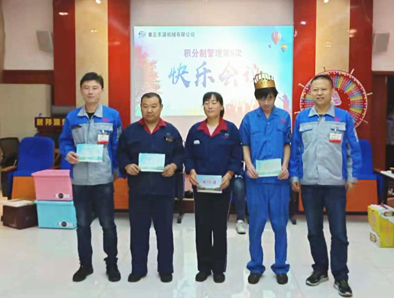 章丘豐源機械有限公司潘總為員工頒發車輛通行證.jpg 章丘豐源機械有限公司潘總為員工頒發車輛通行證