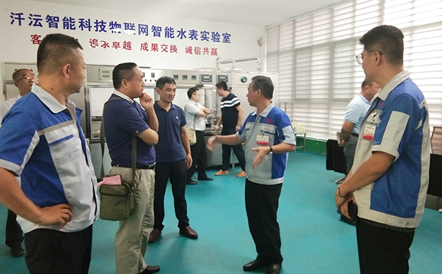 在集團董事長景奉國的引領下大家對公司進行了參觀。