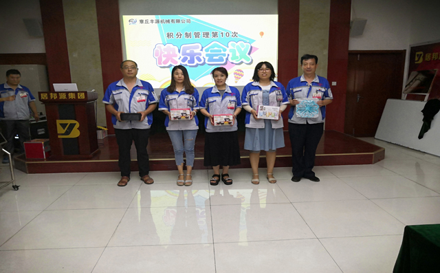 大會進行到這里我們迎來了大家期待已久的“拍賣會”嘍 大會進行到這里我們迎來了大家期待已久的“拍賣會”嘍