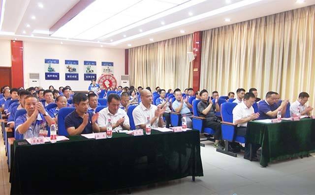 章丘豐源研究生聯合培養基地簽約暨揭牌儀式在居邦源機械集團總部隆重舉行。