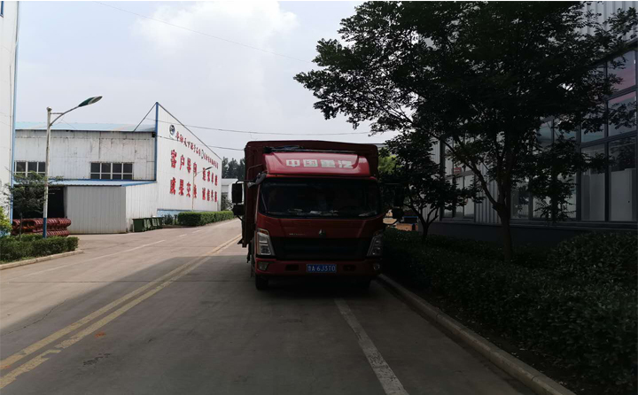 等待發貨的貨車 等待發貨的貨車